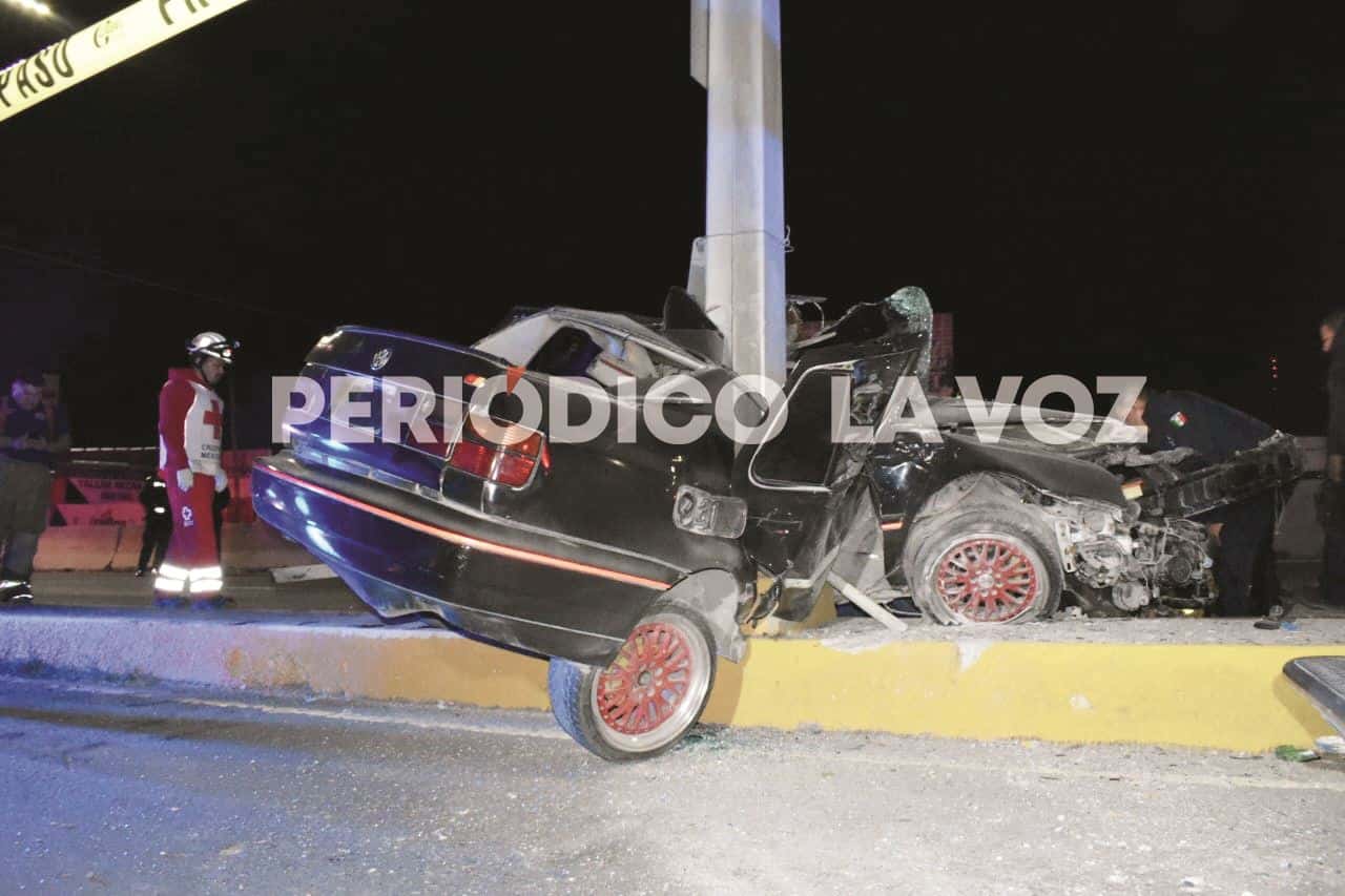Partido en dos como acordeón quedó el Jetta 95.
