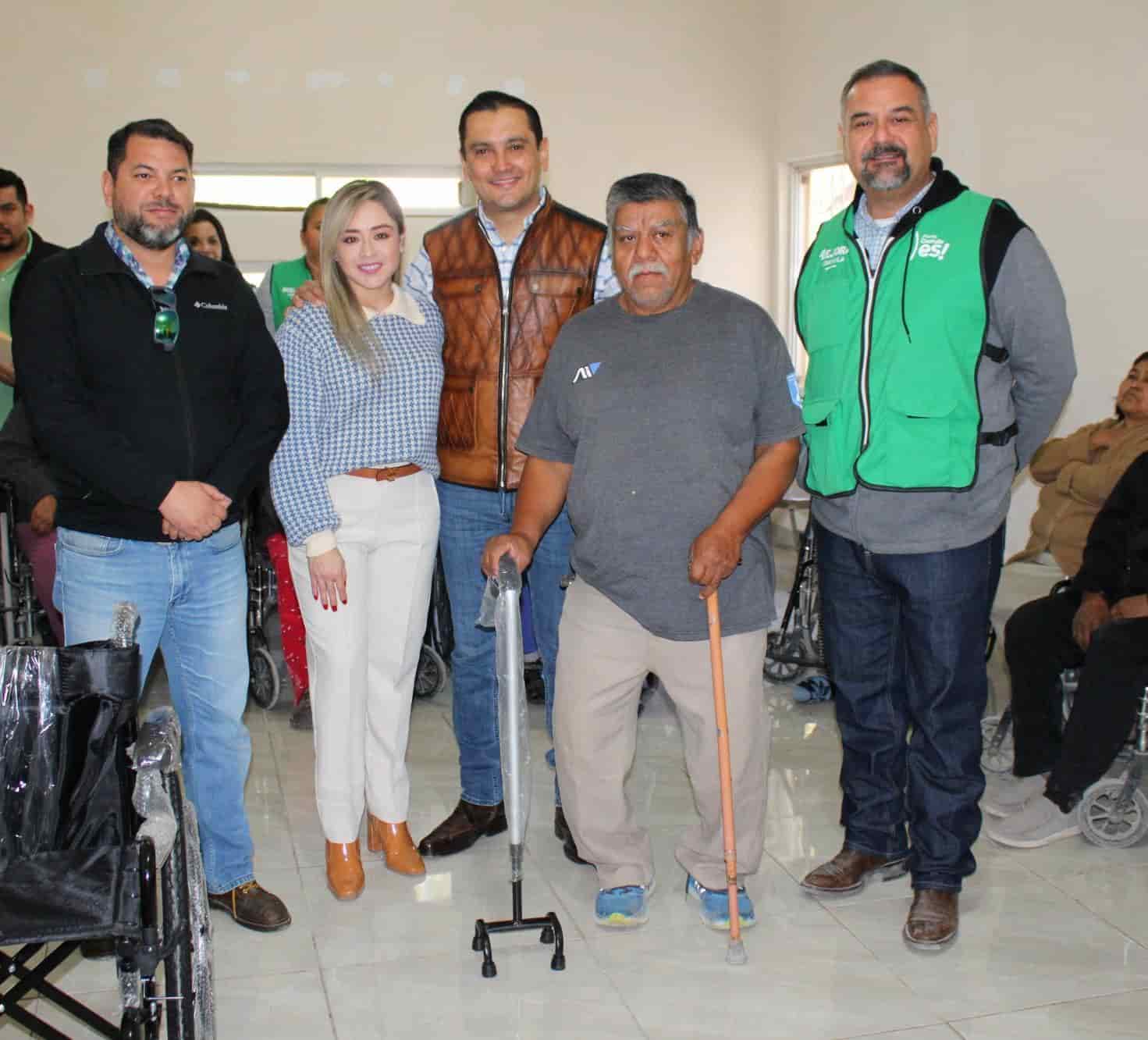 Entregan sillas de ruedas en Allende 