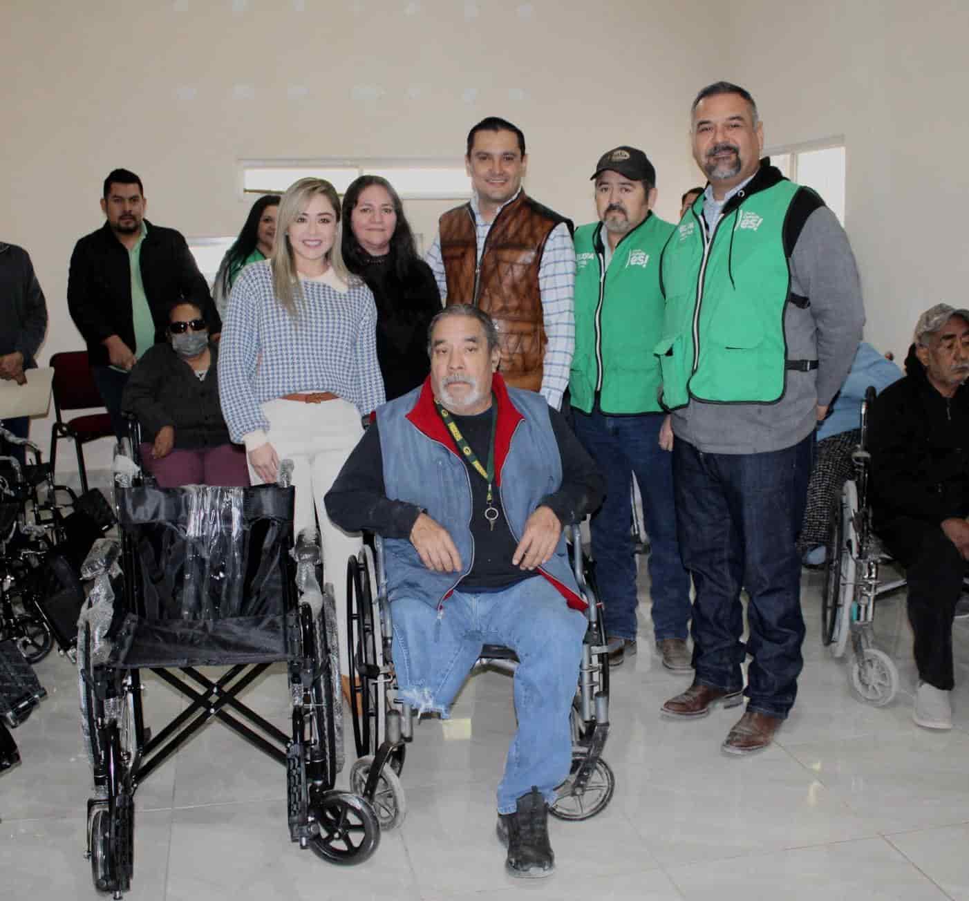 Entregan sillas de ruedas en Allende 