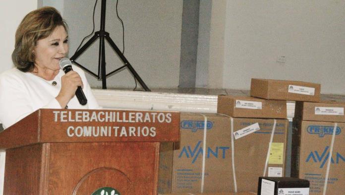 Asiste Diana a entrega de equipo para COBAC
