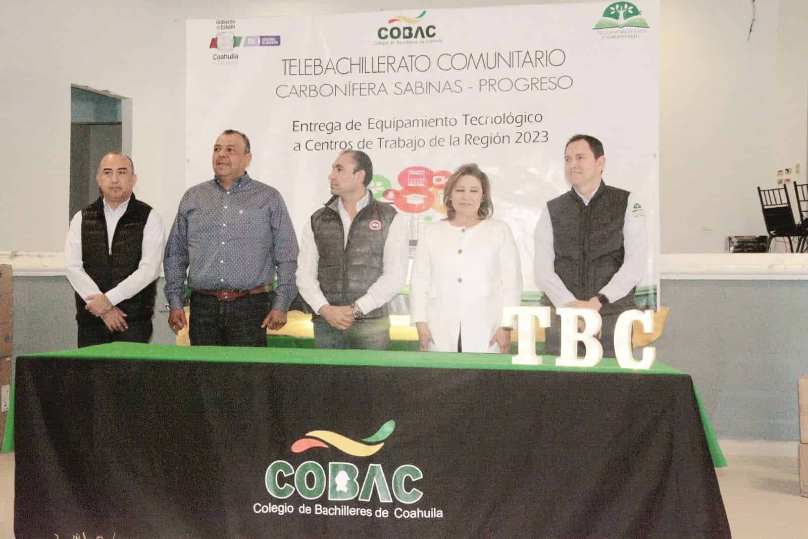 Asiste Diana a entrega de equipo para COBAC