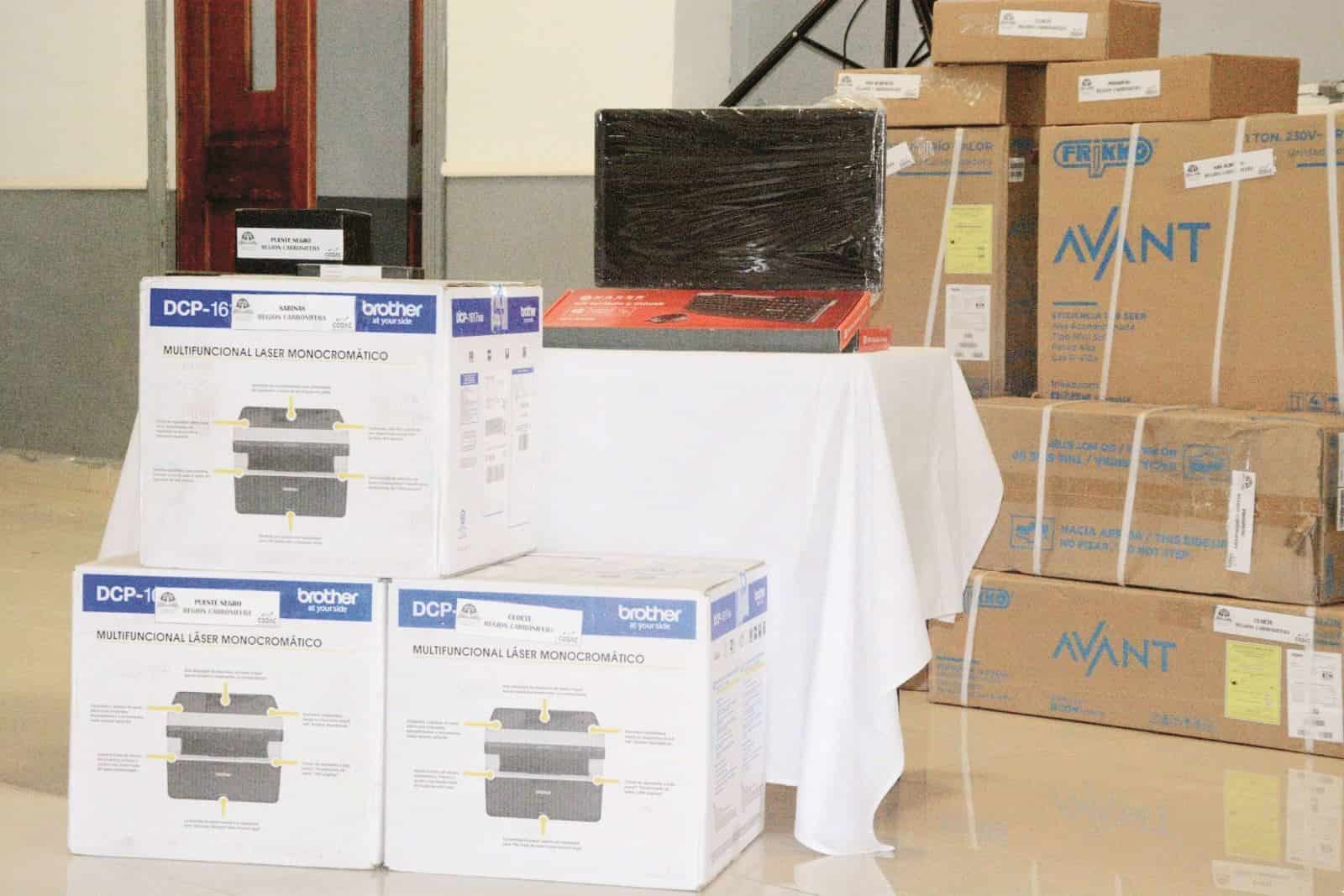 Asiste Diana a entrega de equipo para COBAC