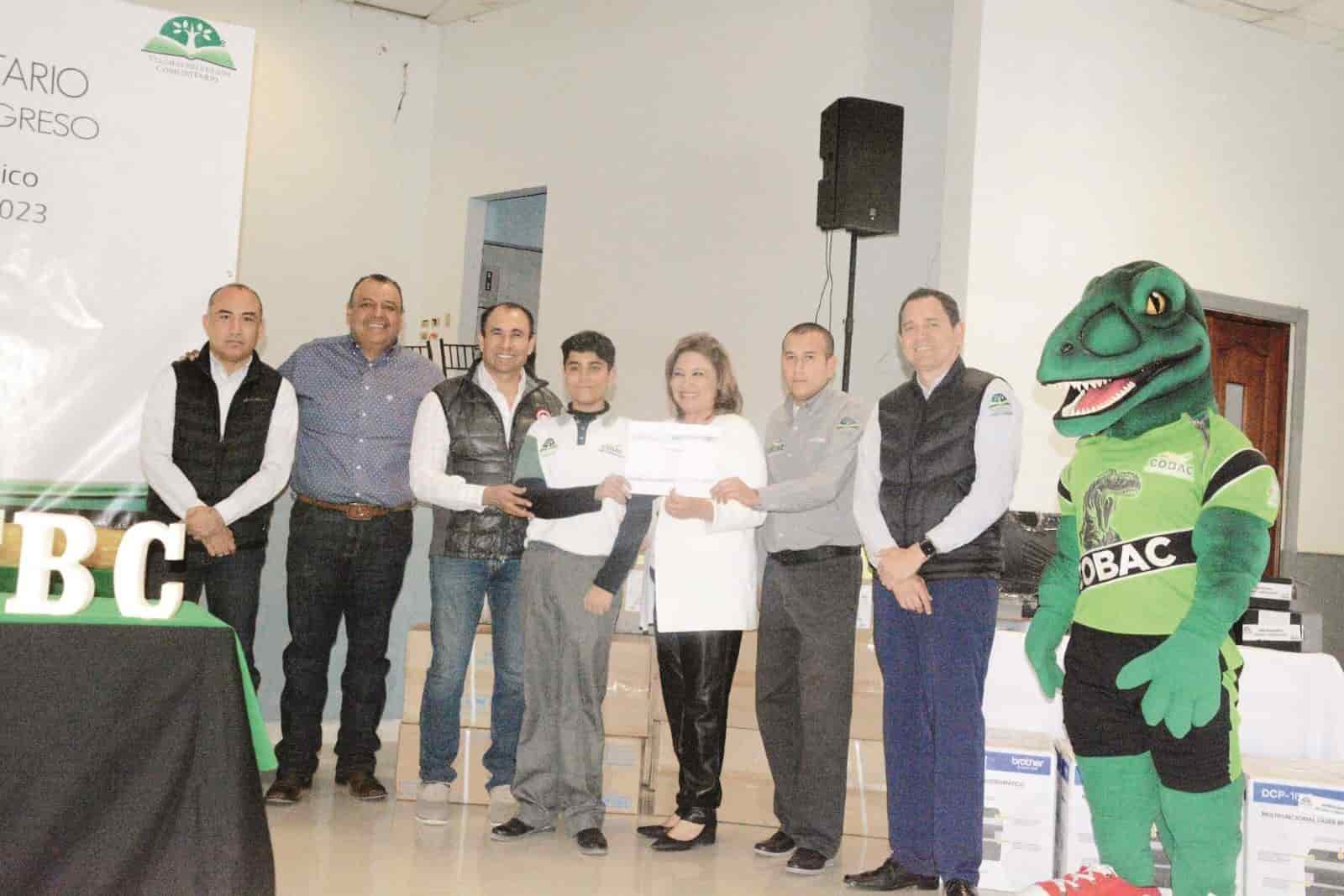 Asiste Diana a entrega de equipo para COBAC