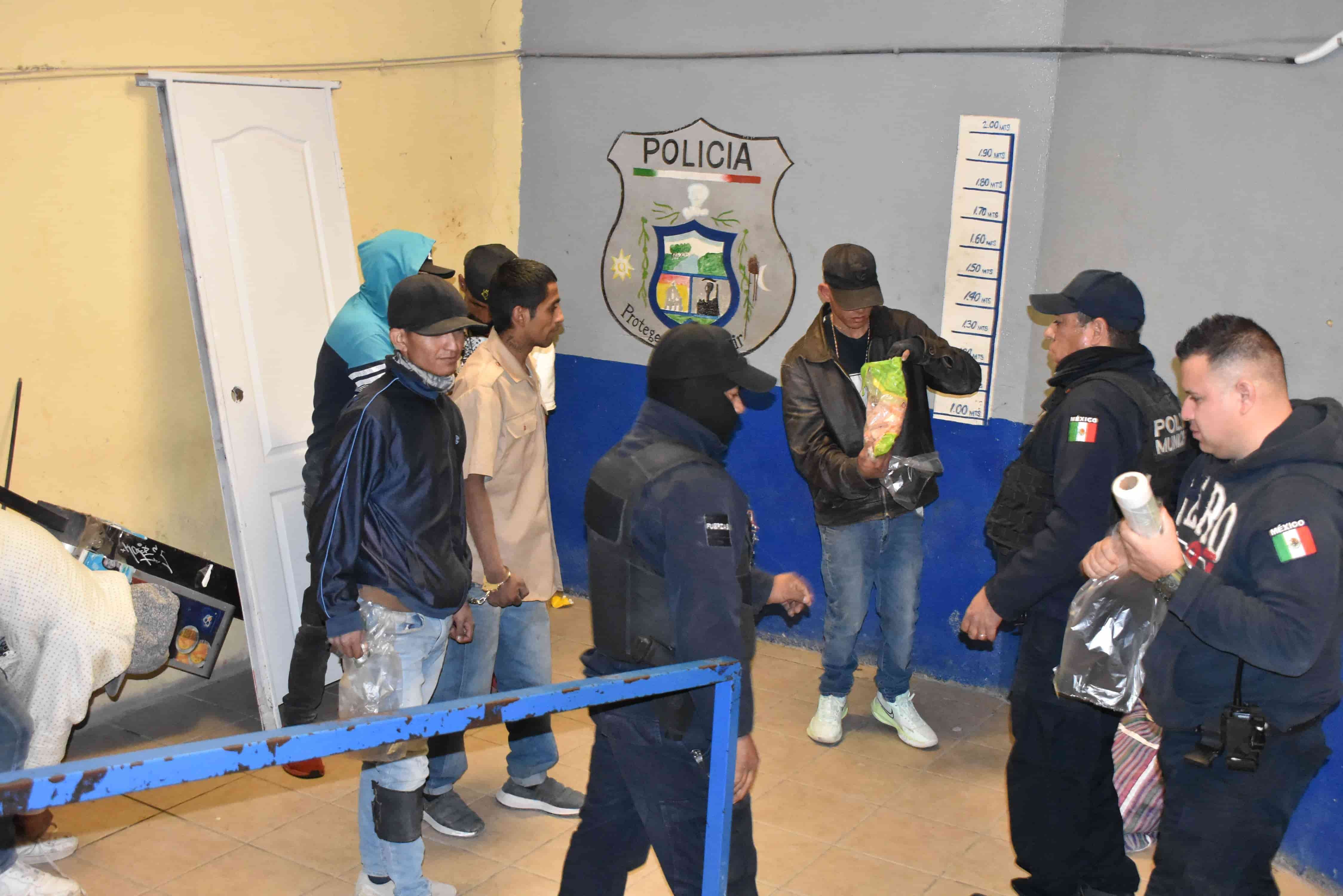 Los detenidos fueron trasladados a la Comandancia Municipal quedando a disposición del juez calificador.