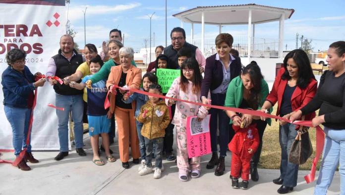 Entrega Beto Piña Plaza en Frontera