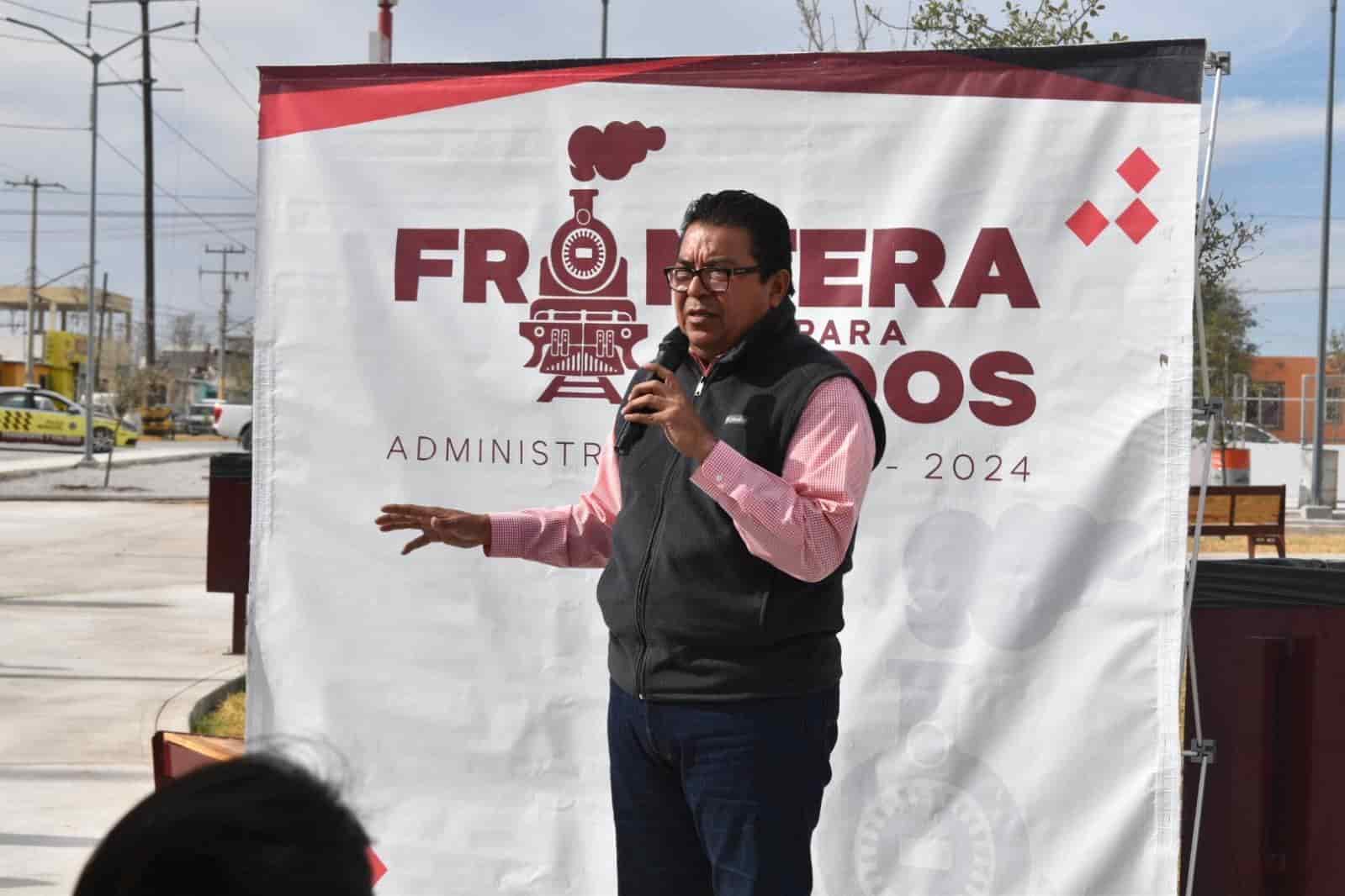 Entrega Beto Piña Plaza en Frontera