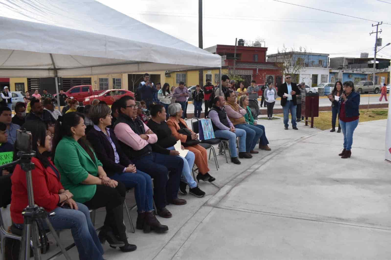 Entrega Beto Piña Plaza en Frontera