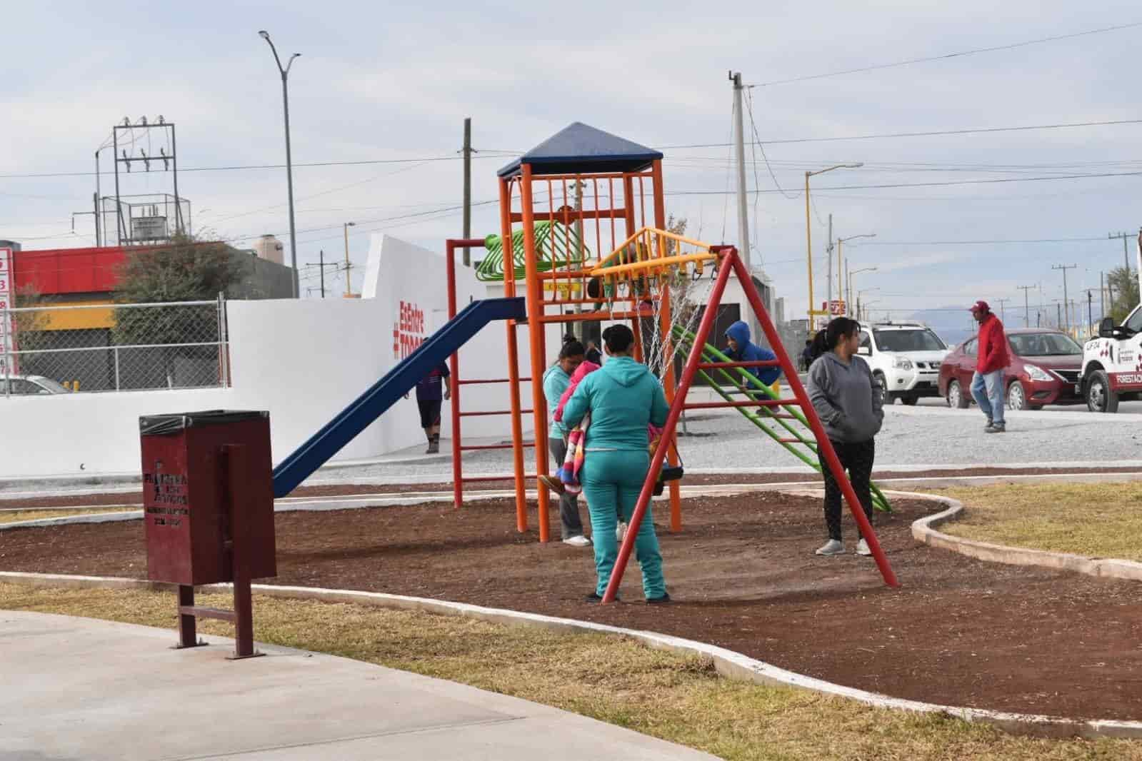 Entrega Beto Piña Plaza en Frontera