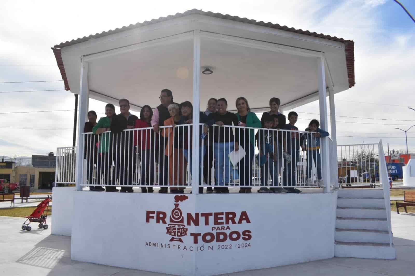 Entrega Beto Piña Plaza en Frontera