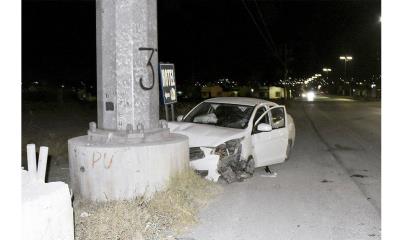 Embarra auto en torre de alta tensi&oacute;n 