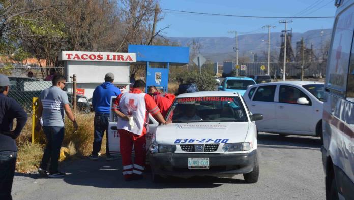 Se pasa alto y choca con taxi