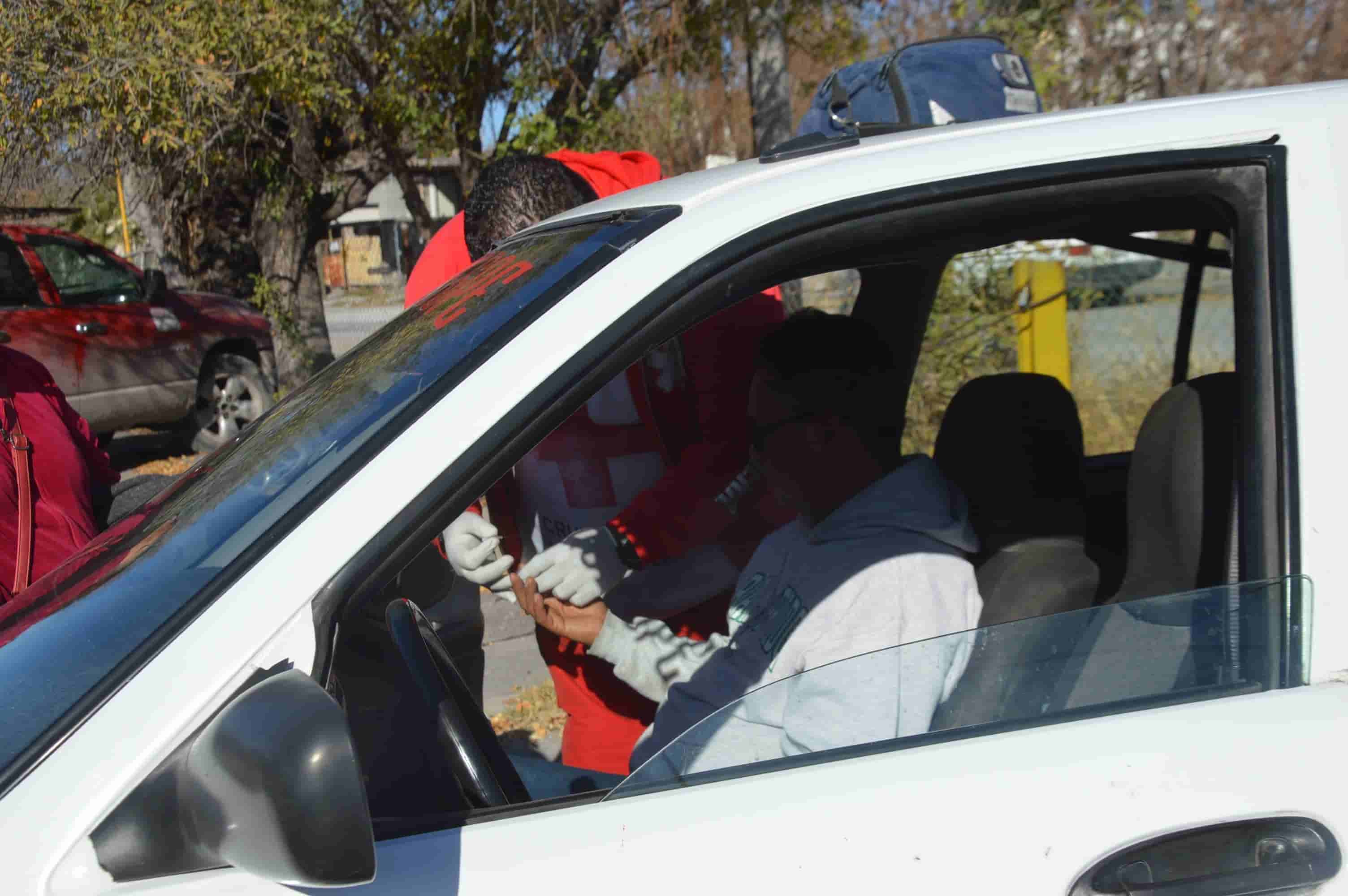 Se pasa alto y choca con taxi
