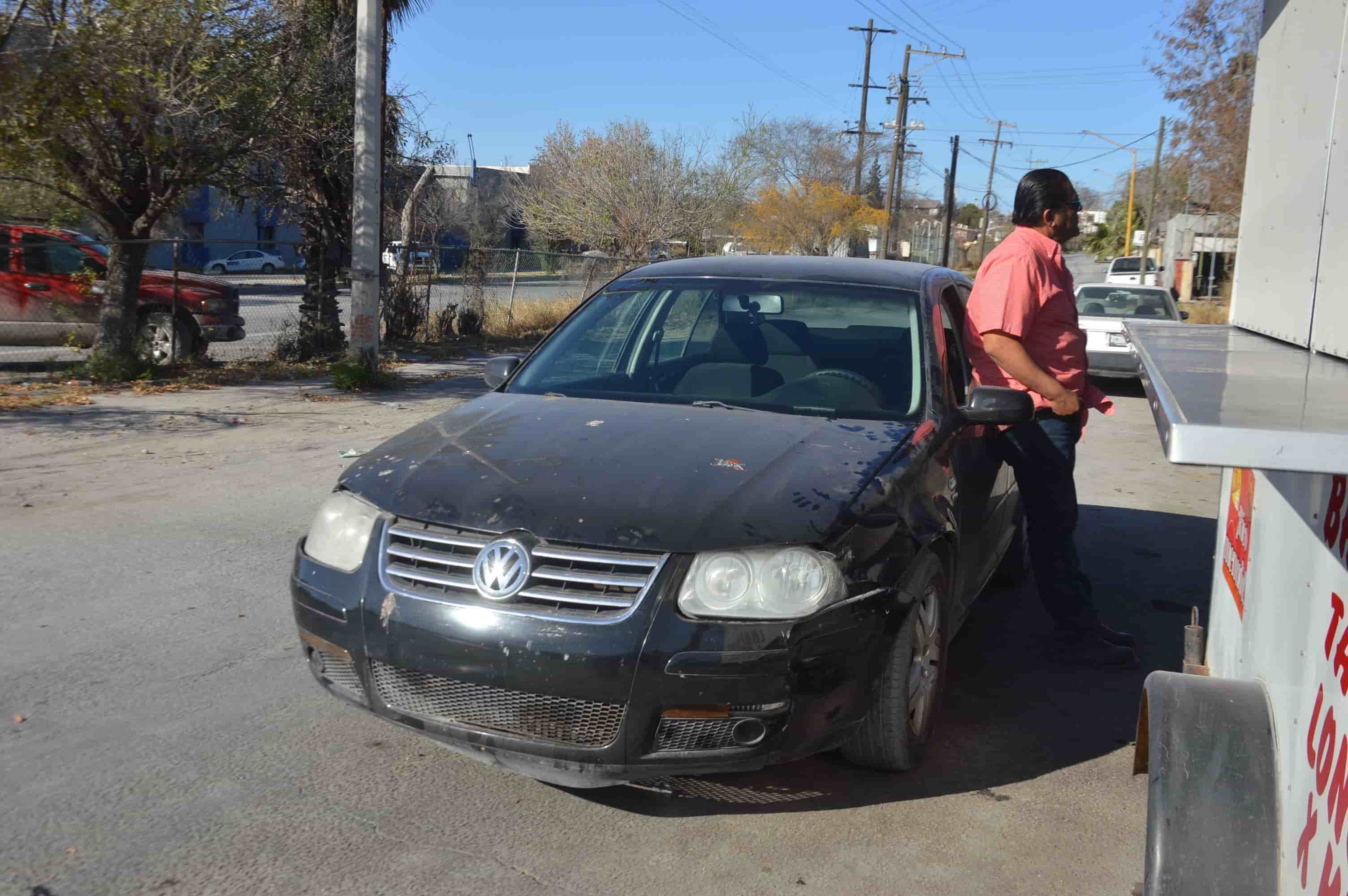 Se pasa alto y choca con taxi