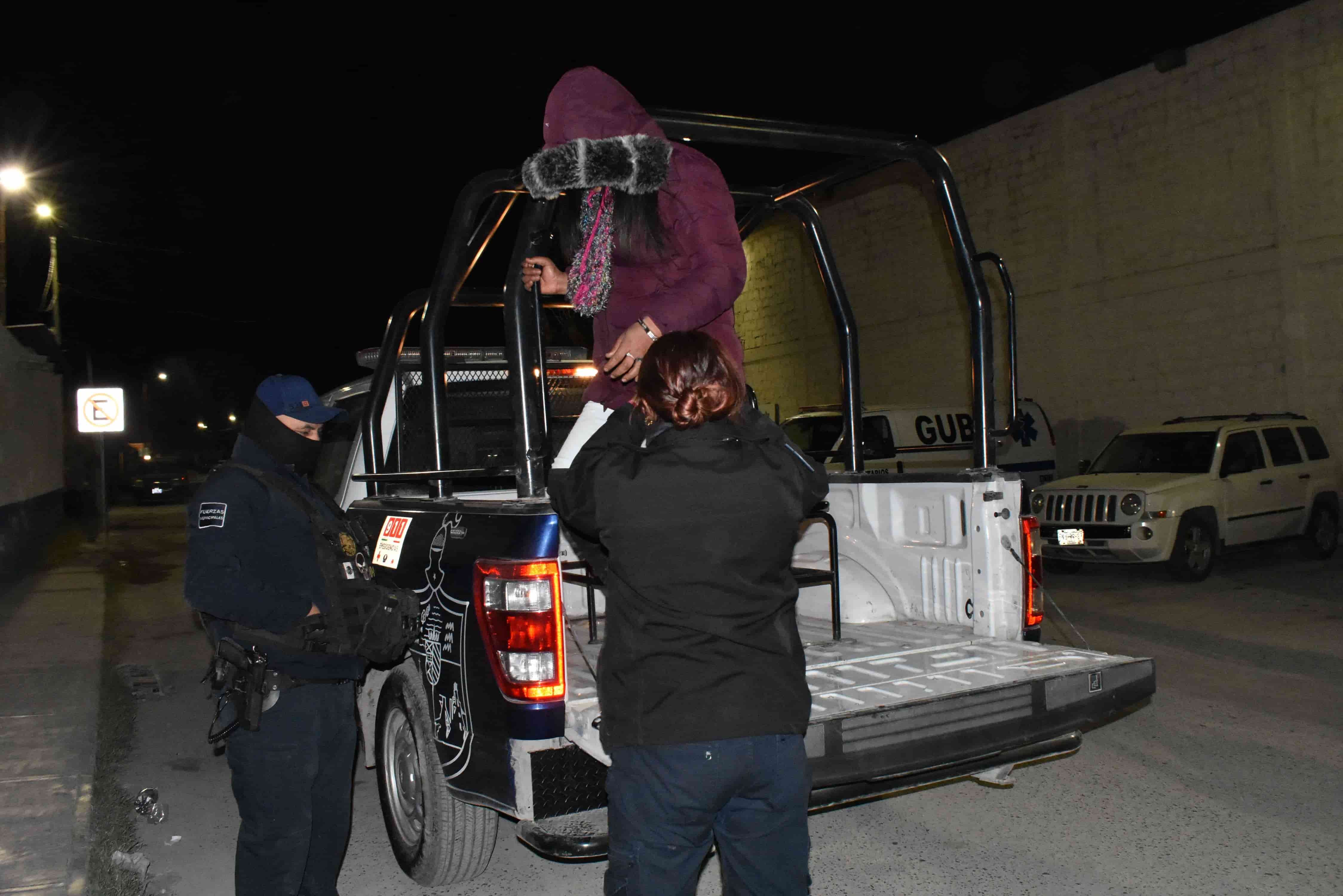 Reta mujer a policías; Bebía cerveza delante de ellos y se burlaba sin freno
