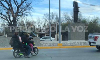 Cinco cabezas, un casco; familia de 5 arriesga su vida en moto