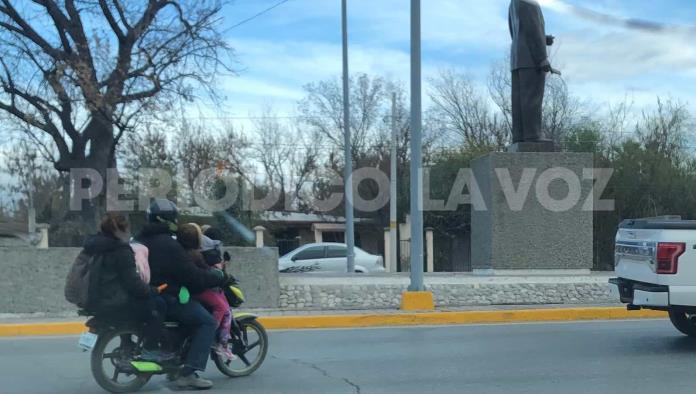 Cinco cabezas, un casco; familia de 5 arriesga su vida en moto