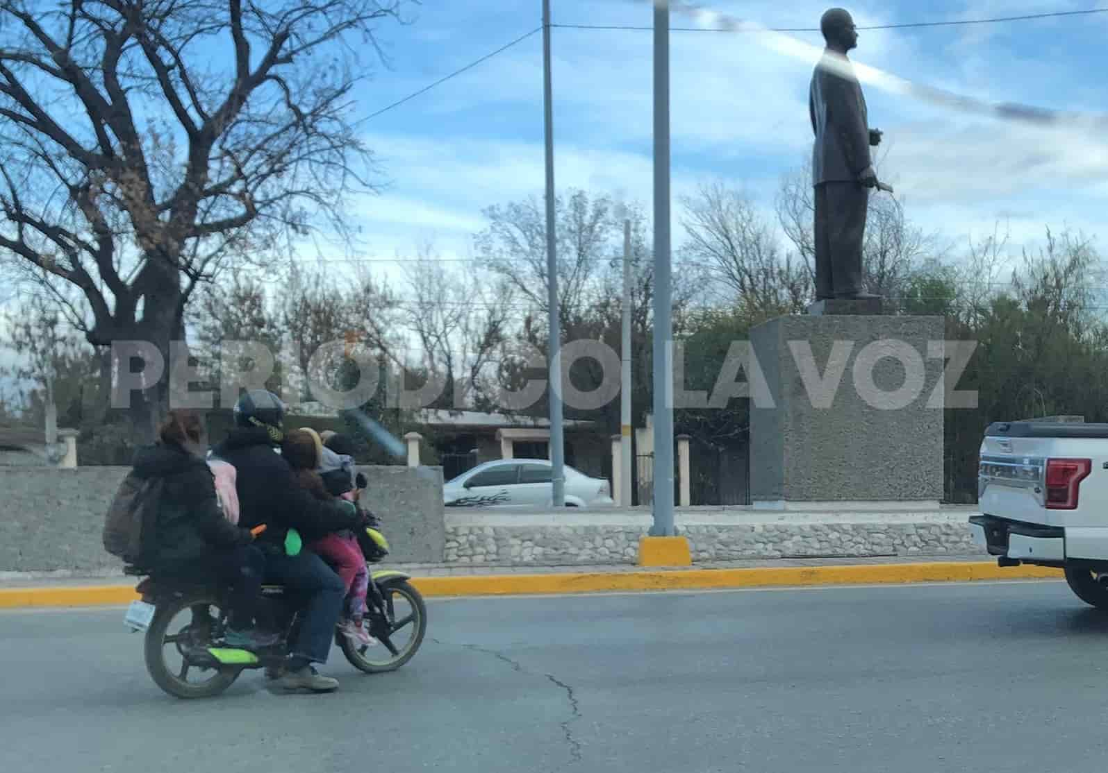 Cinco cabezas, un casco; familia de 5 arriesga su vida en moto