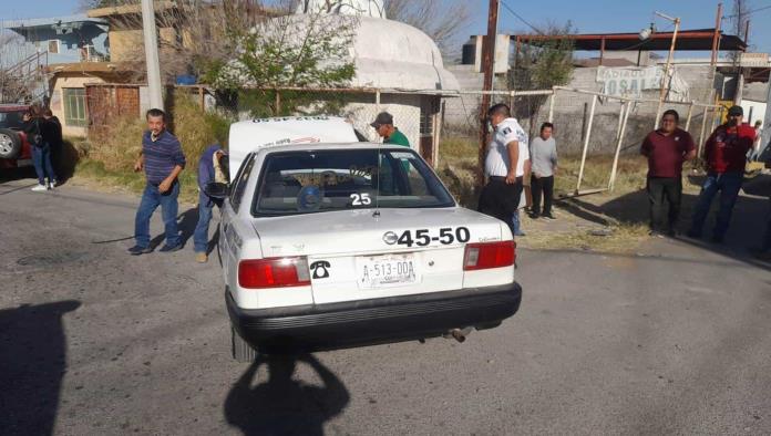 Se le ‘mete’ a taxista