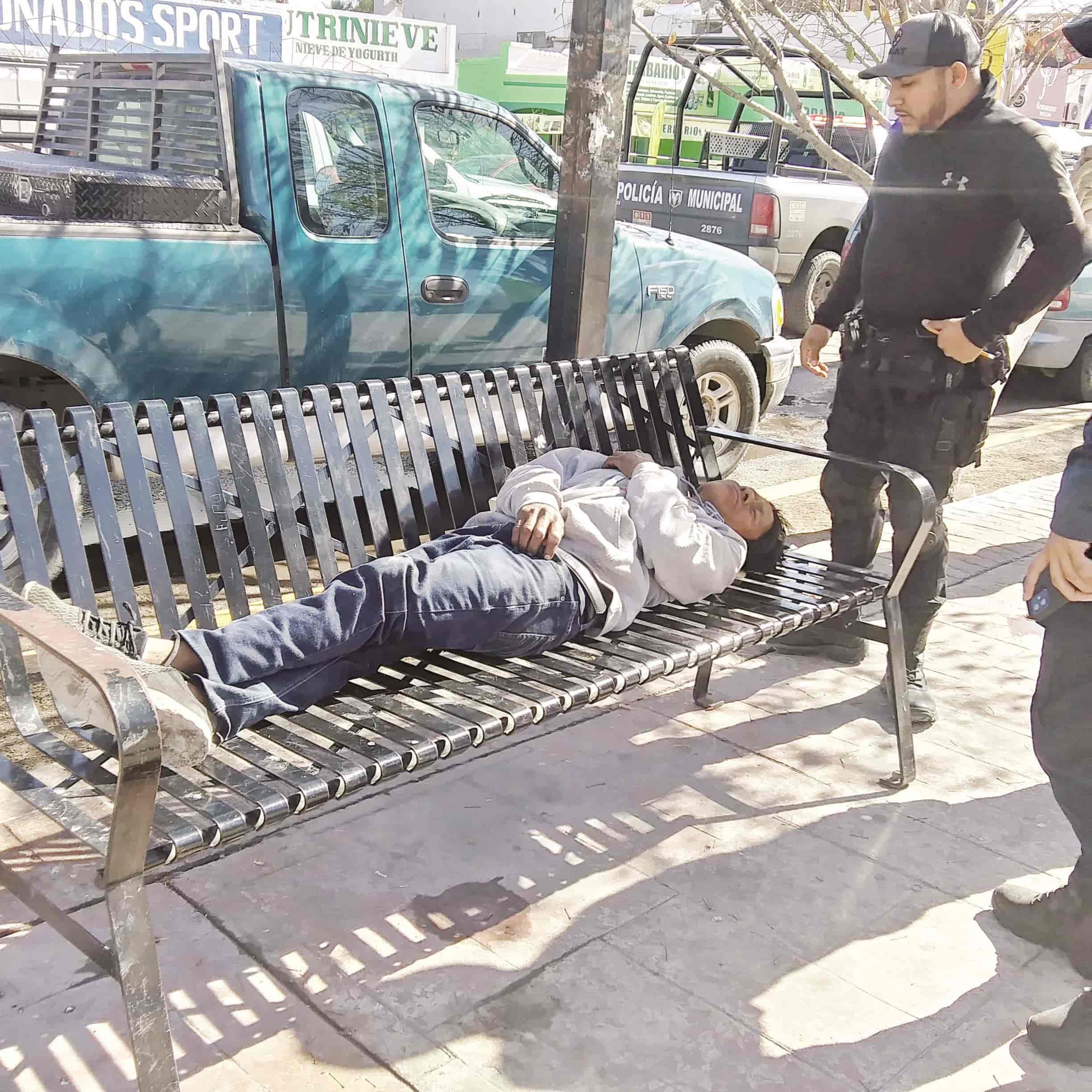 Un hombre que pensaba que estaba enfermo fue recogido por la policía porque se encontraba muy borracho.