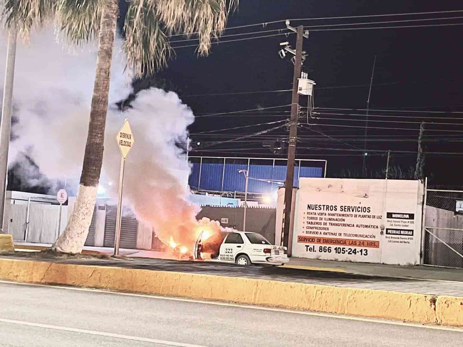 Las llamas consumieron el taxi de la línea Premier.