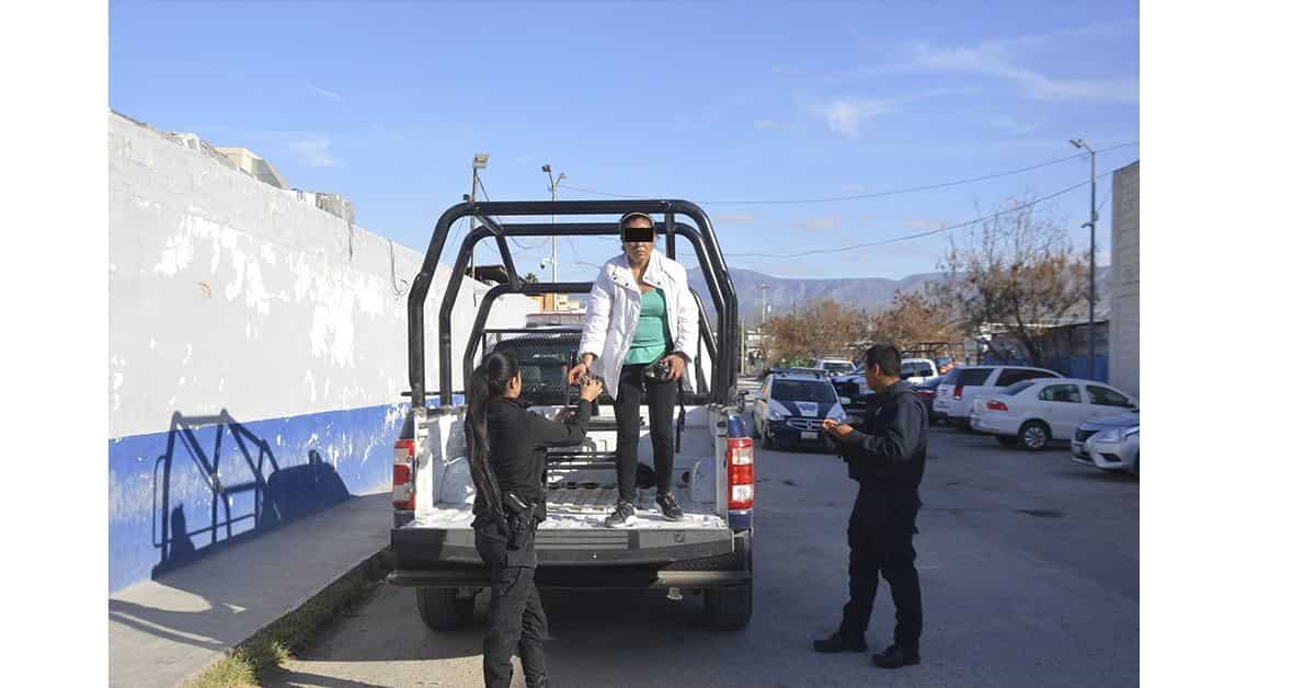 La mujer fue llevada a la Comandancia donde quedó arrestado por alterar el orden.
