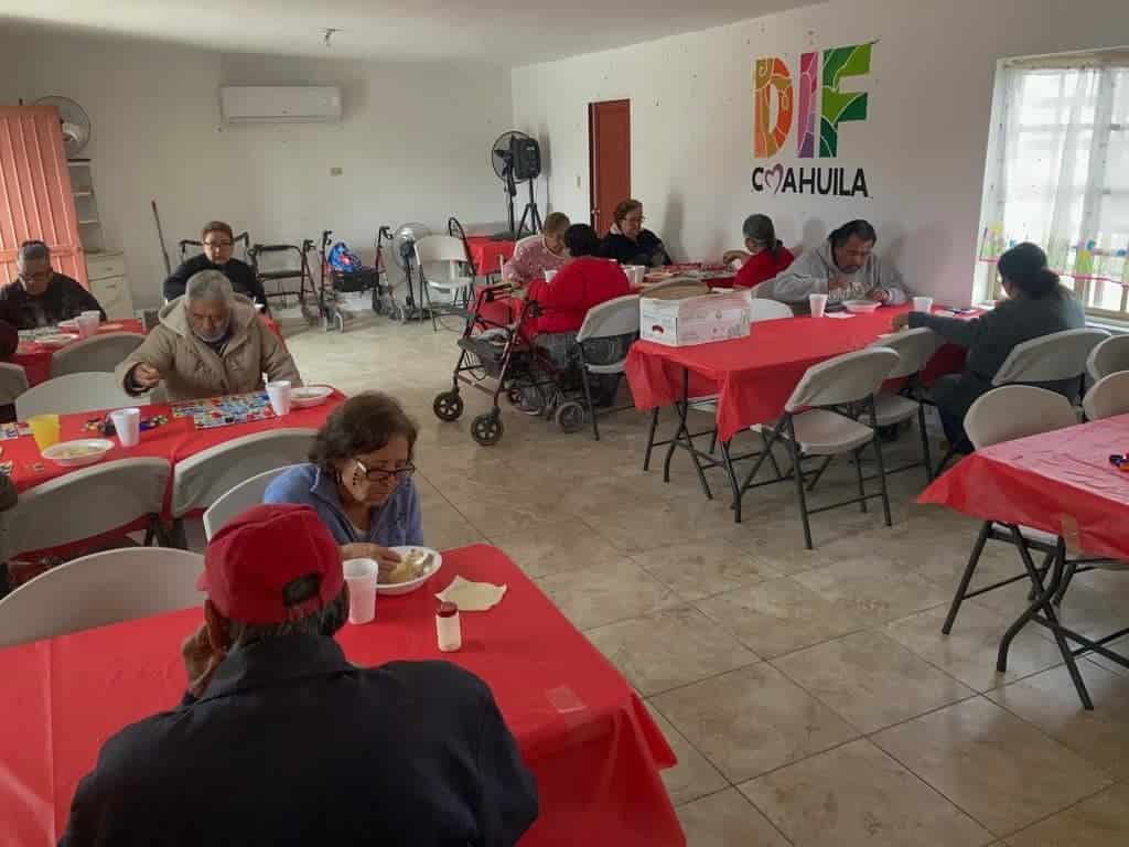 Atiende Pily Valenzuela  a comedor comunitario