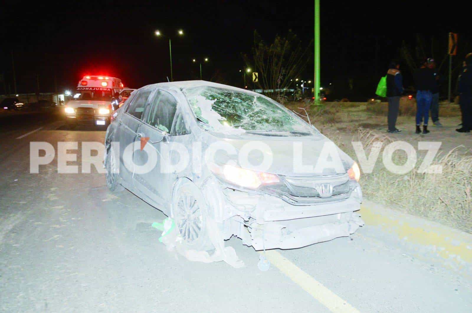 El vehículo quedo destrozado de la parte frontal tras estrellarse contra el camellón central.