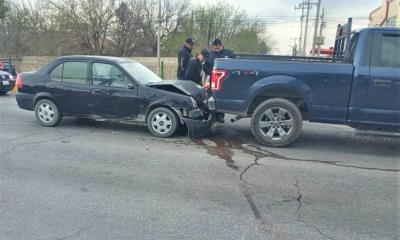 Lesiona a mujer en accidente