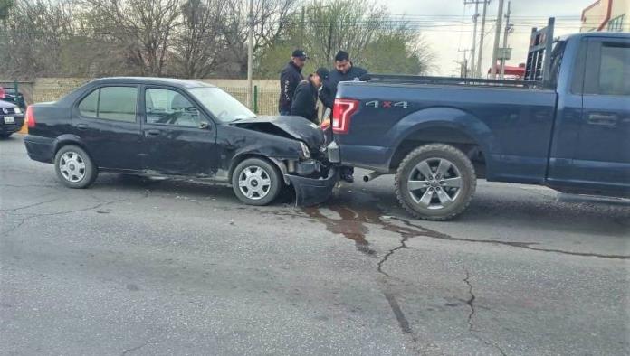 Lesiona a mujer en accidente
