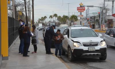 Le da ´besito´ a camioneta