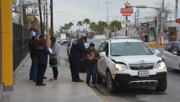 Le da ‘besito’ a camioneta
