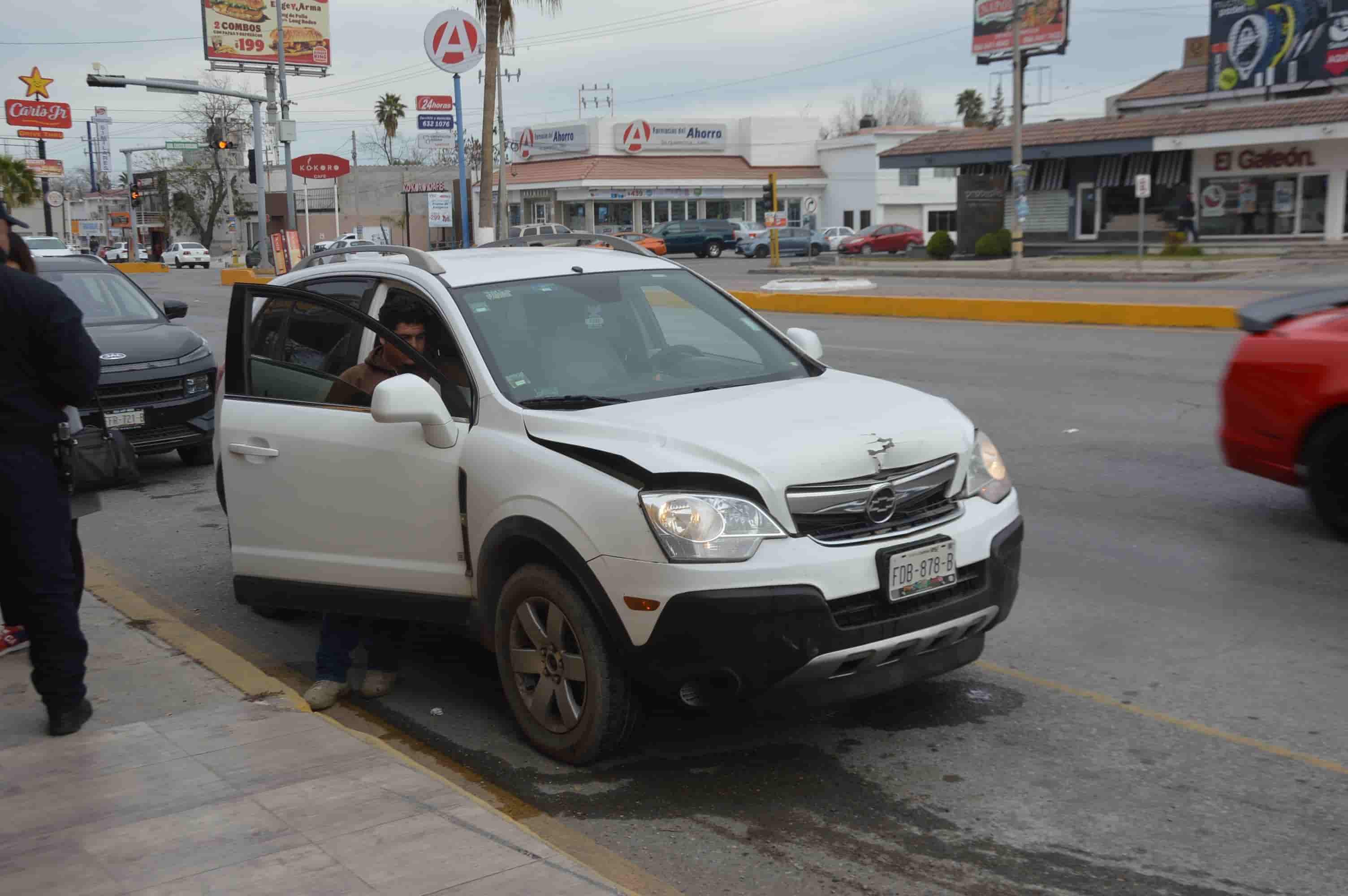 Le da ‘besito’ a camioneta