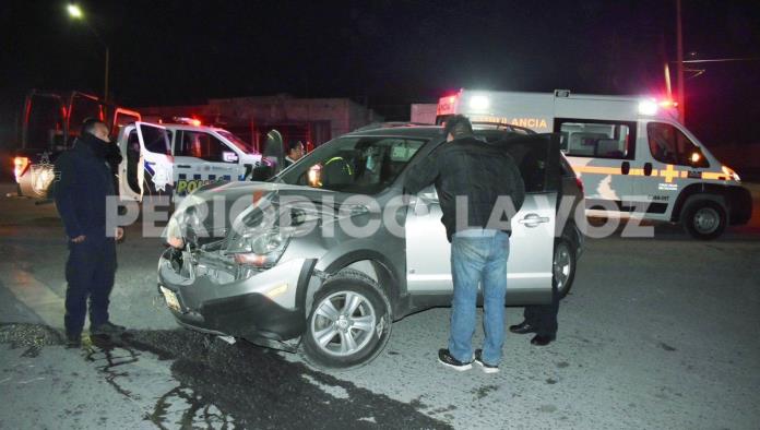 Rebota auto en barda de AHMSA