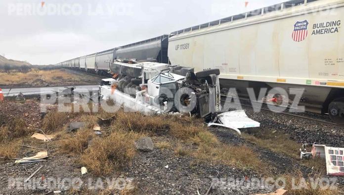 Embiste “Bestia” camioneta de CFE, de milagro resultaron ilesos pasajeros