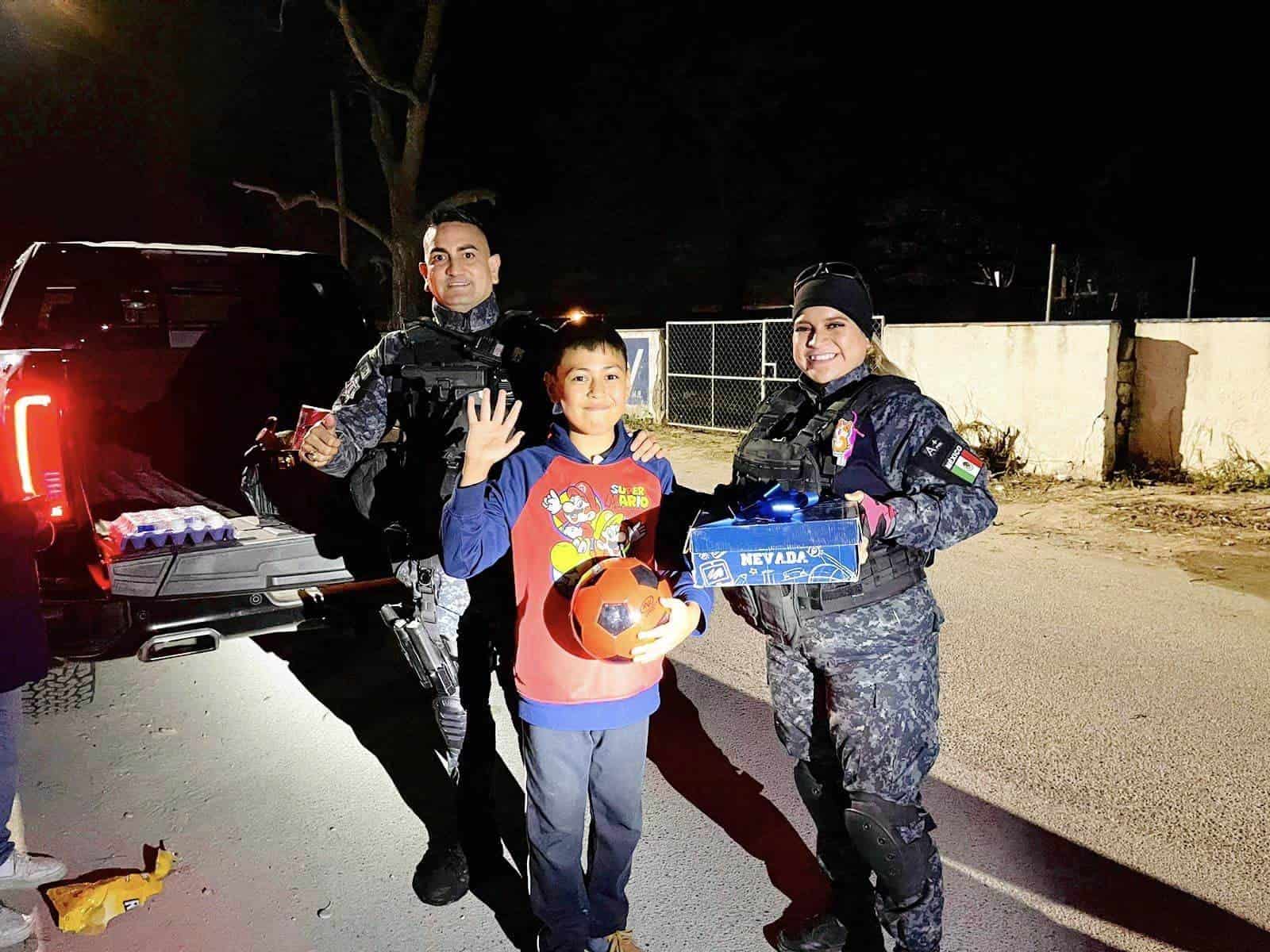 Apoyan a joven Policías de Nava 