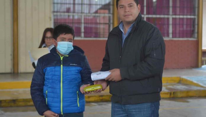 Donan lentes a Niños y niñas