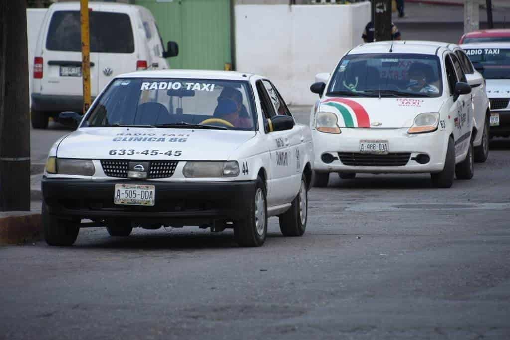 Descuentan refrendo a los taxistas