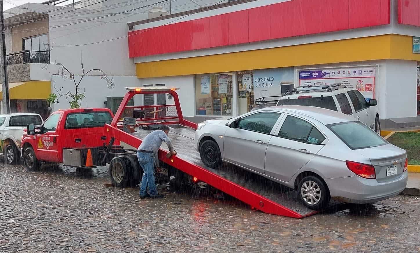 Descuentan refrendo a los taxistas