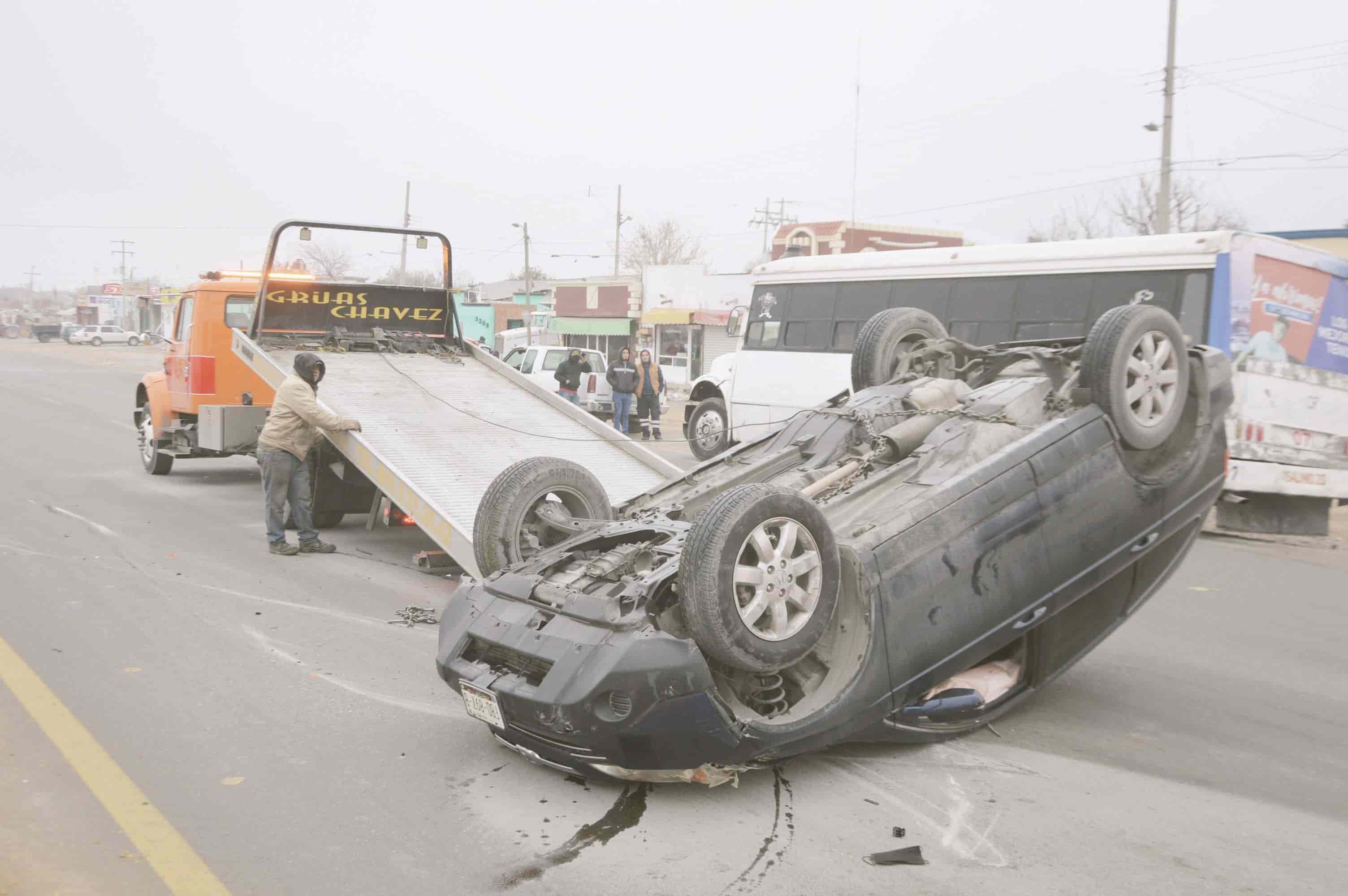 Destroza CRV en volcadura