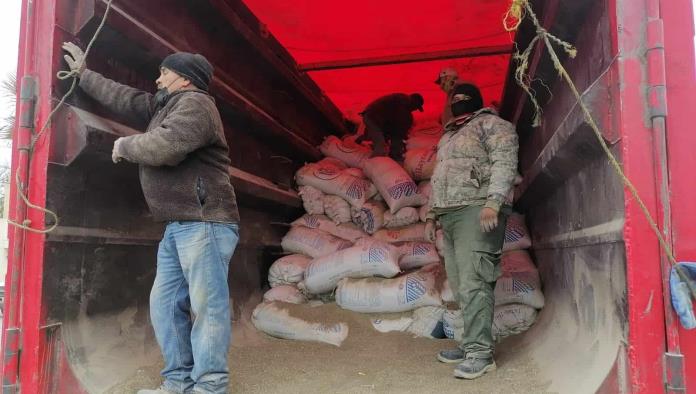 Entrega Castaños Pollinaza a ejidos