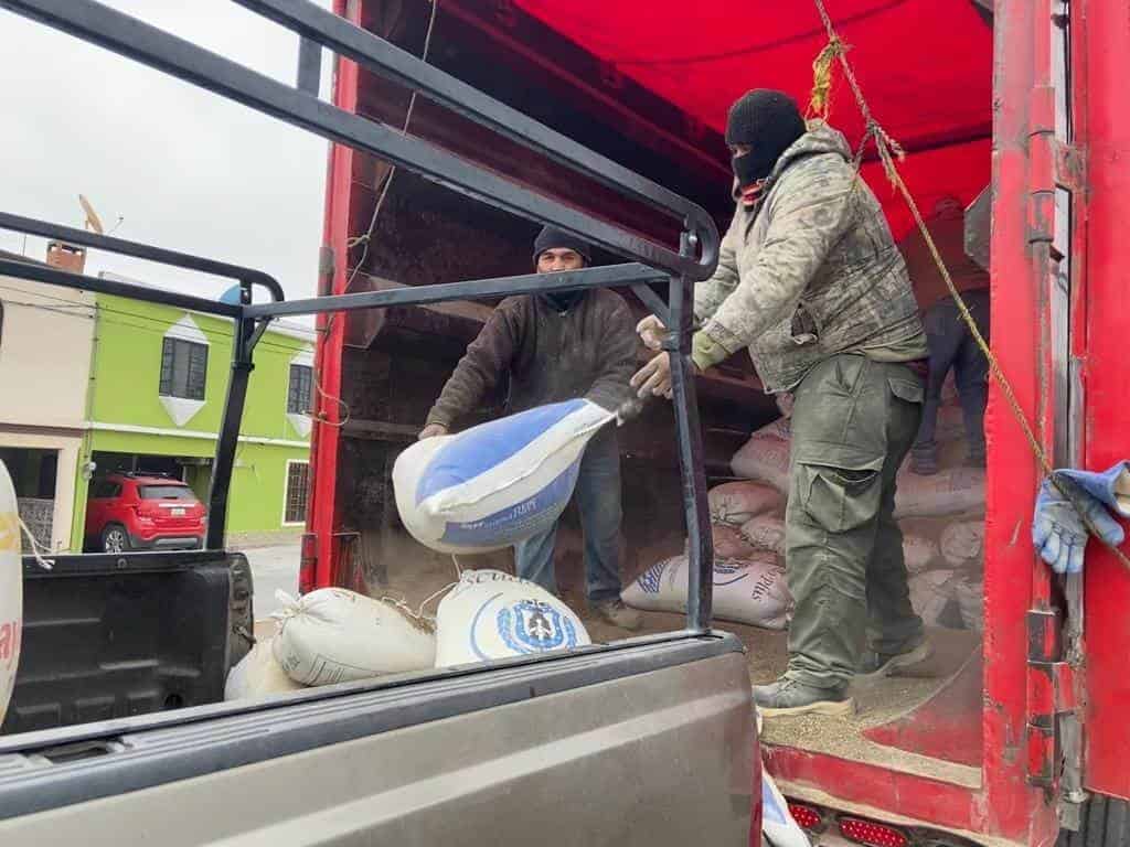 Entrega Castaños Pollinaza a ejidos