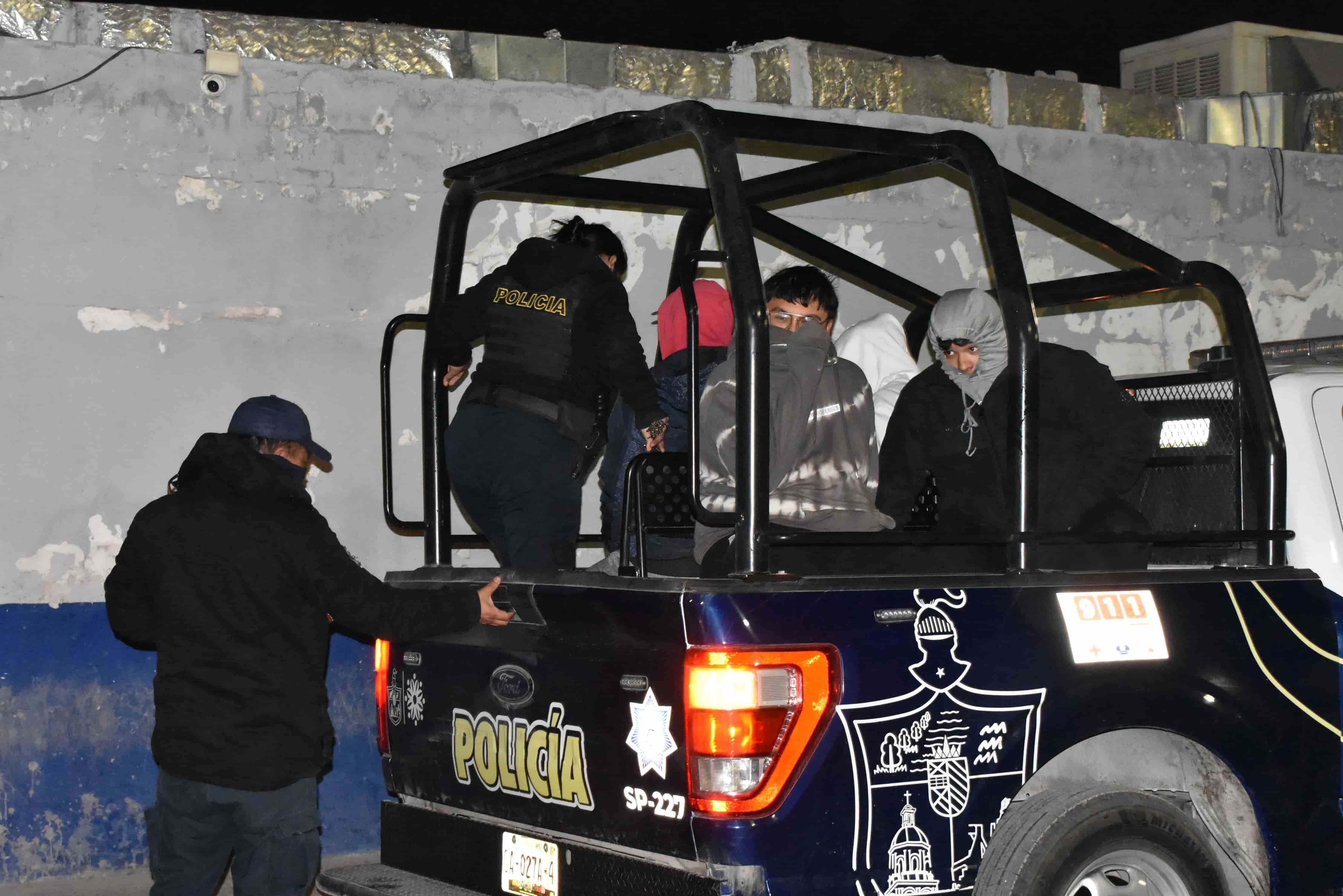 Los cuatro fueron detenidos por alterar el orden público.