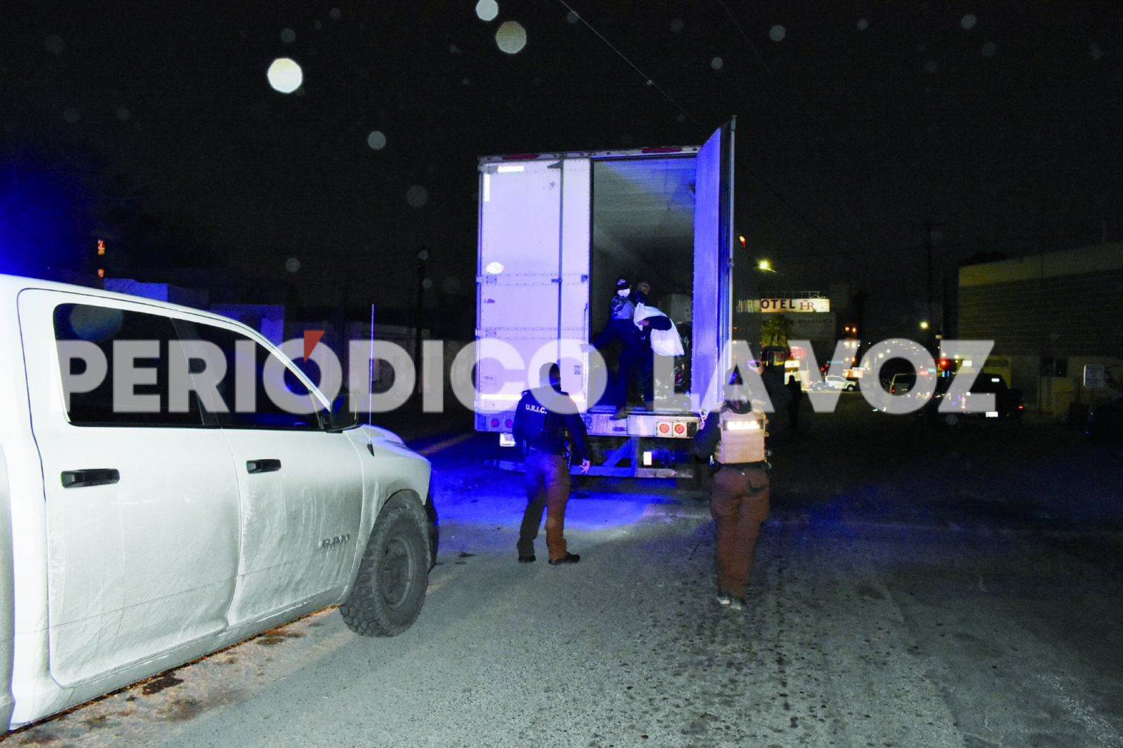 20 hombres y una mujer de origen guatemaltecos fueron encontrados en la caja del tráiler.