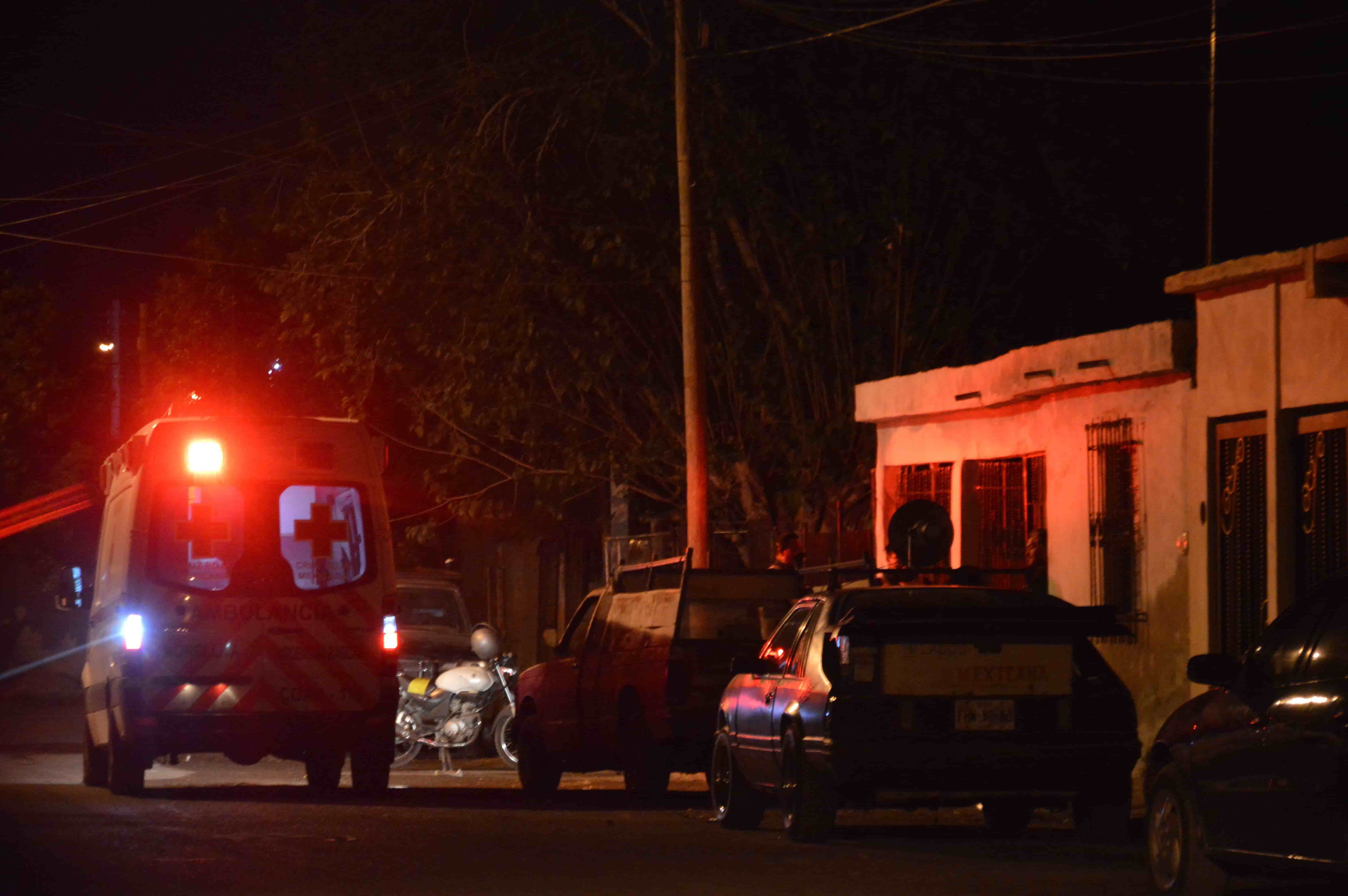 La mujer fue trasladada al hospital para su atención.