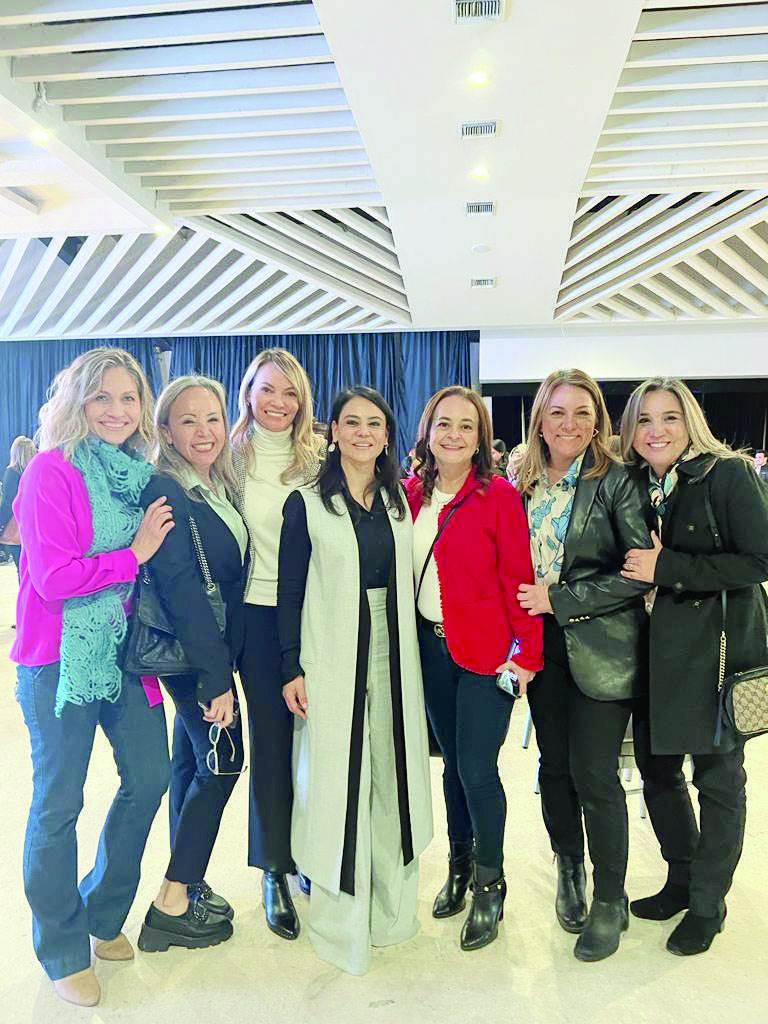 Se reúne Manolo con 700 mujeres  