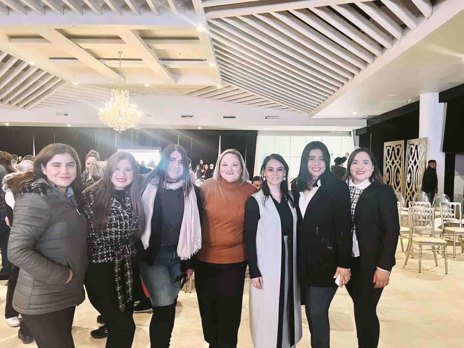 Se reúne Manolo con 700 mujeres  