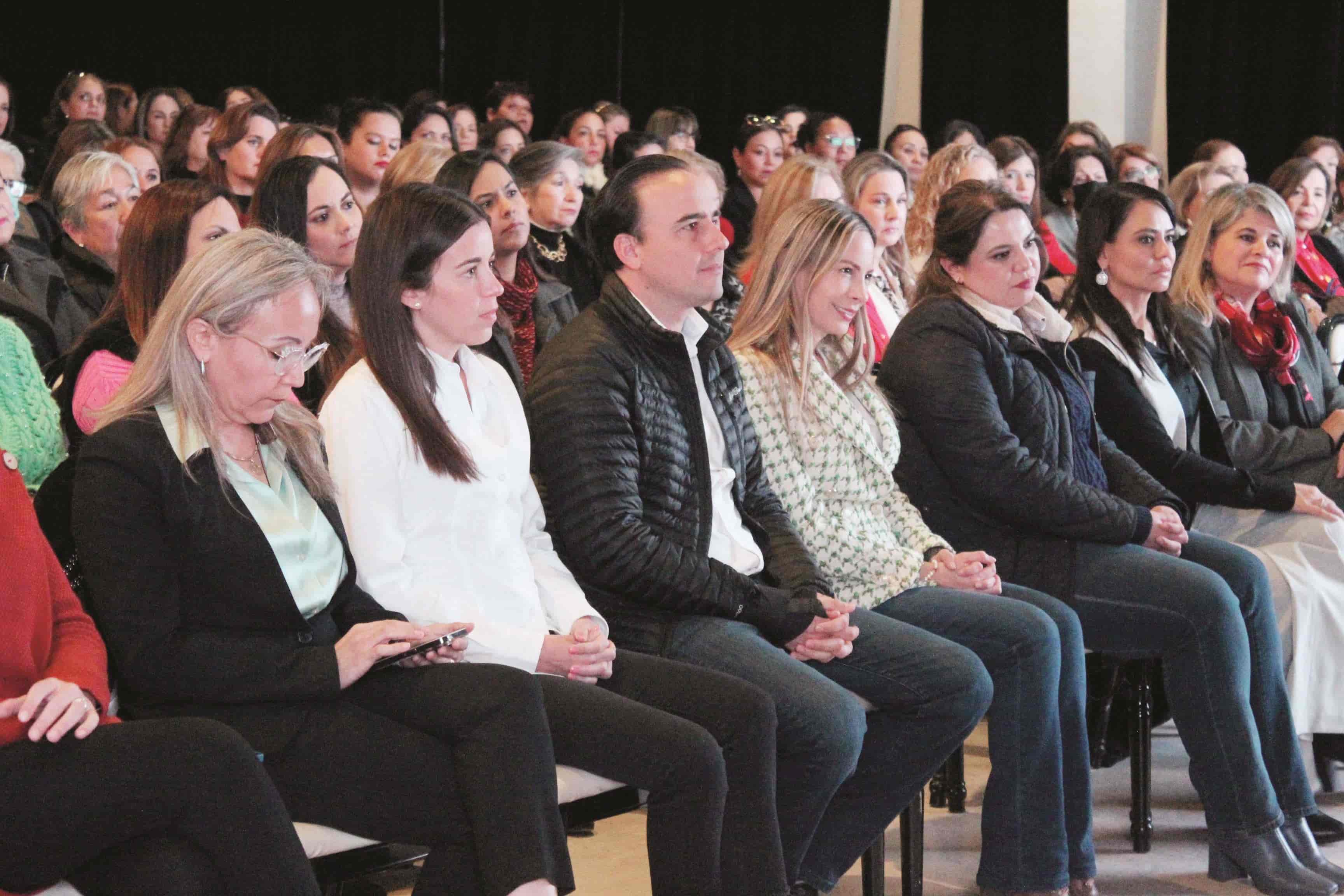 Se reúne Manolo con 700 mujeres  