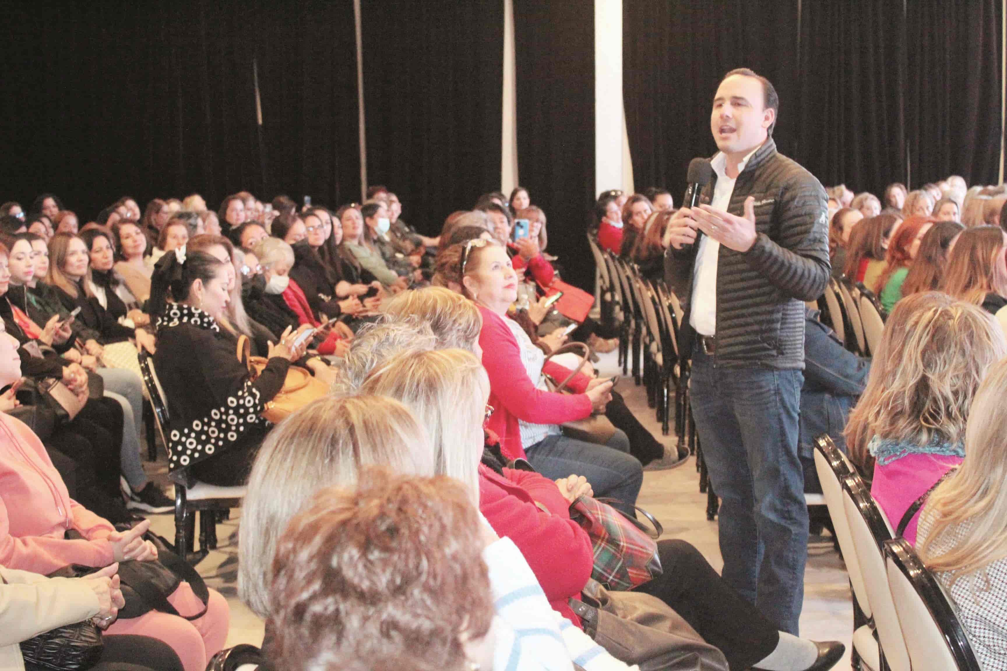 Se reúne Manolo con 700 mujeres  