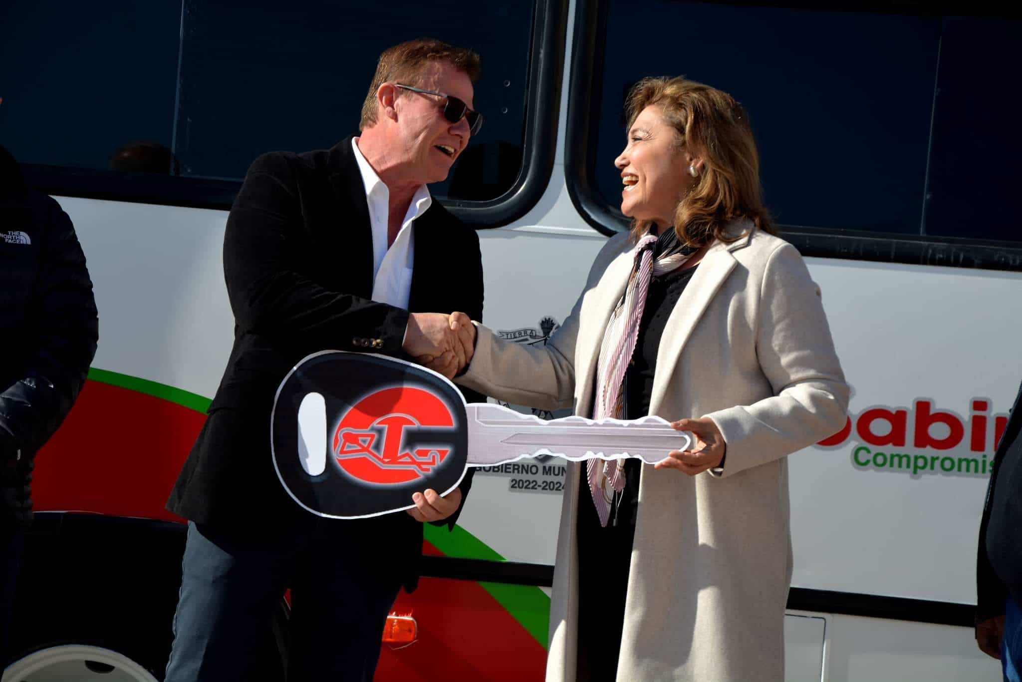 Donan a Sabinenses Unidad de transporte