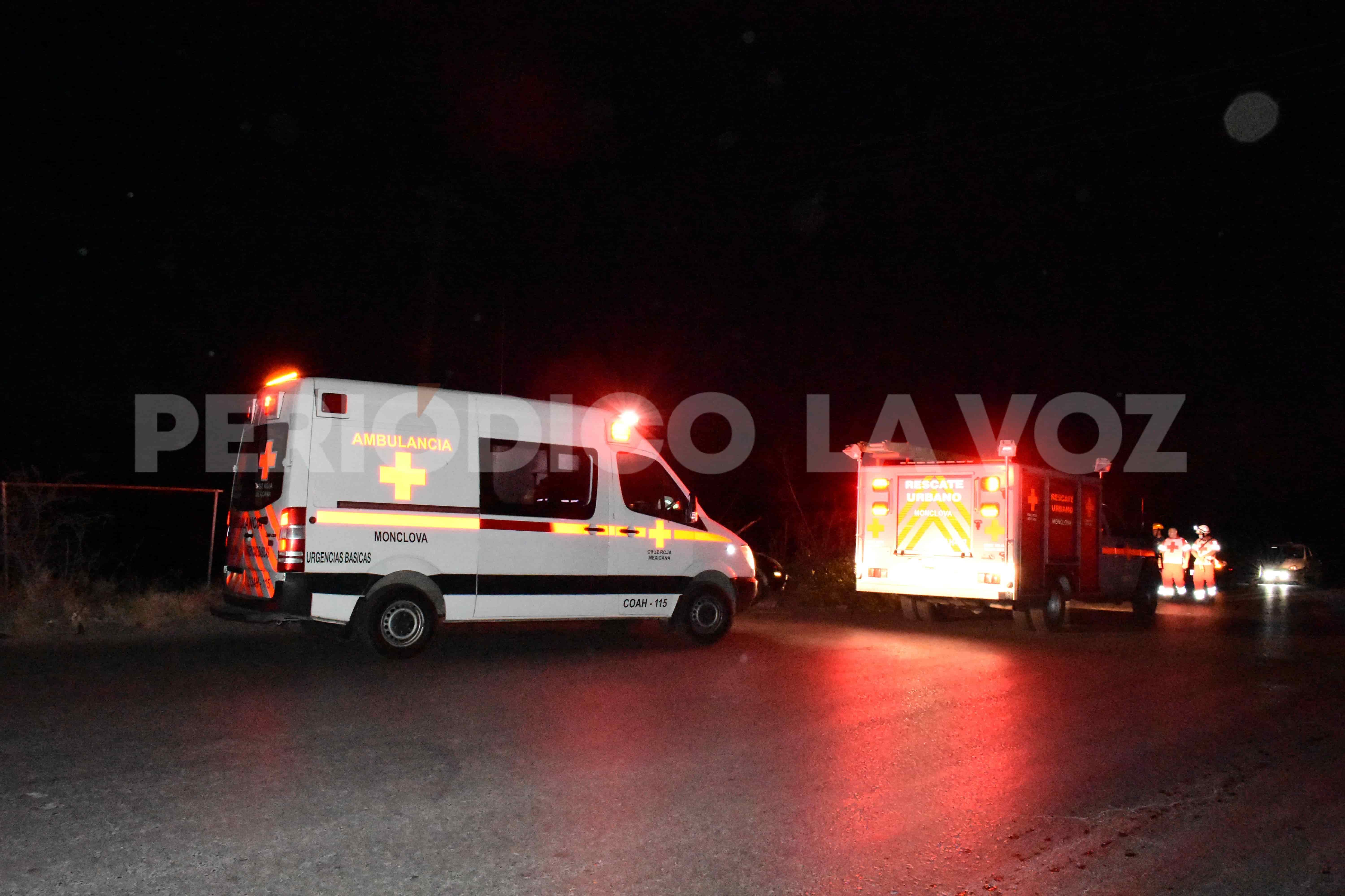 Paramédicos y autoridades recorrían la carretera en busca del accidente.